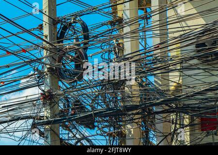 Chaos absolu de câble sur la colonne de puissance thaïlandaise à Bangkok Thaïlande avec ciel bleu. Banque D'Images