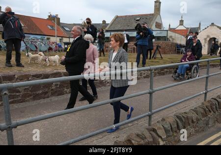 Le premier ministre Nicola Sturgeon lors d'une visite à North Berwick, sur la piste de campagne pour l'élection parlementaire écossaise. Date de la photo: Lundi 26 avril 2021. Banque D'Images