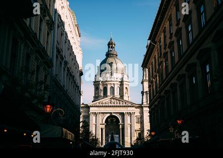 Vue sur la rue de l'entrée centrale de la basilique Saint-Étienne de Budapest sur fond de ciel bleu Banque D'Images