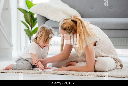 Mère dessin avec son fils Banque D'Images