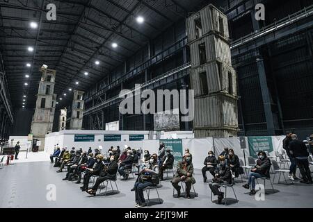 Les gens attendent le centre de vaccination de masse Covid-19 coordonné par ASST Nord Milano qui ouvre aujourd’hui à “Pirelli HangarBicocca” où se trouve l’installation artistique monumentale spécifique à un site, “les sept palais célestes 2004-2015” de l’artiste Anselm Kiefer. Banque D'Images