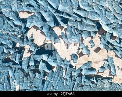 Une couche de peinture décolle de près la surface en béton. Banque D'Images