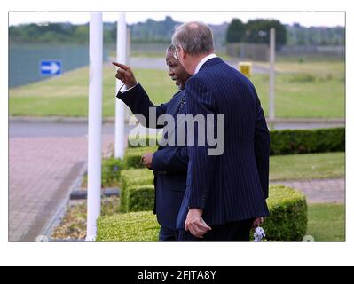 Visite du président Thabo Mbeki en Grande-Bretagne juin 2001Thabo Mbeki arrive à la base aérienne de Northholt pour sa première visite d'État au Royaume-Uni. Il a été rencontré par le duc de Gloucester Banque D'Images