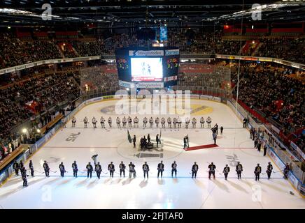 Centre Cloetta, stade de hockey de l'équipe de hockey du club de hockey Linköping, dans la ville de Linköping, en Suède. Hockeyplayers omn la glace avant le match. Banque D'Images