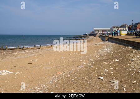 Belle journée ensoleillée à Hunstanton en regardant vers le Green & Old Hunstanton, avec l'arcade de divertissement construit sur le site de l'ancienne jetée. Banque D'Images