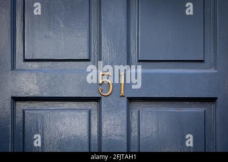 Maison numéro 51 sur une porte en bois bleu dans chiffres golden metal Banque D'Images