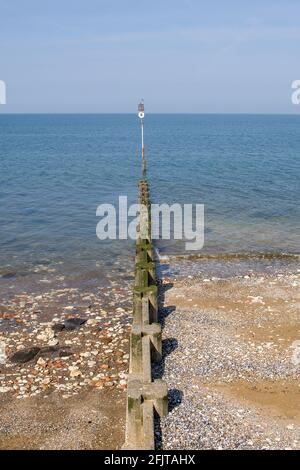 Défense de la mer de Groyne sortant en mer à Hunstanton in Norfolk Ouest Banque D'Images