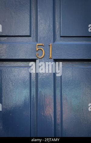 Maison numéro 51 sur une porte en bois bleu dans chiffres golden metal Banque D'Images