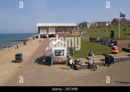 Belle journée ensoleillée à Hunstanton en regardant vers le Green & Old Hunstanton, avec l'arcade de divertissement construit sur le site de l'ancienne jetée. Banque D'Images