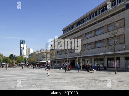 Aramada Way, Plymouth UN solitaire qui fait de l'exercice tandis que les acheteurs sont socialement distancés après le verrouillage en avril 2021. Une maison de Frase triste Banque D'Images