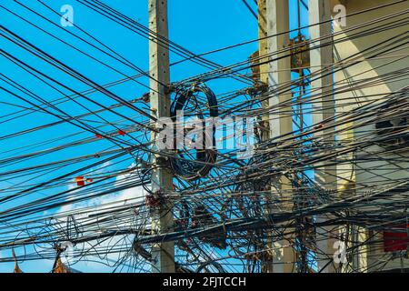 Chaos absolu de câble sur la colonne de puissance thaïlandaise à Bangkok Thaïlande avec ciel bleu. Banque D'Images