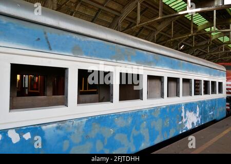 Familiale. Voiture de train rétro, ancienne, bleue et blanche, dans un musée à l'intérieur du Brésil, en Amérique du Sud Banque D'Images