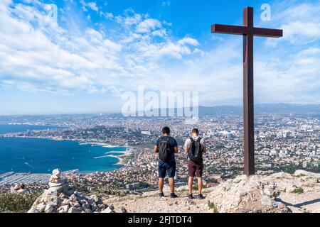 Les touristes bénéficient d'une vue incroyable sur la ville depuis le sommet De la montagne - Marseille ville France Banque D'Images