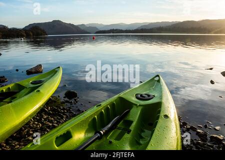 Kayaks sur la rive d'Ullswater dans le Lake District, Cumbria Banque D'Images