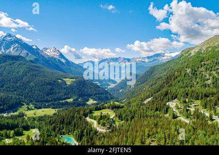 Vallée de Poschiavo, Suisse, vue aérienne de la vallée depuis le col de la Bernina Banque D'Images