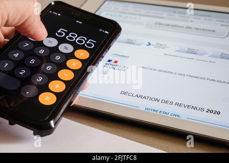 Lyon (France), 26 avril 2021. Illustration d'une déclaration de revenus de 2020 sur le site Web de impots.gou.fr avec une calculatrice. Banque D'Images