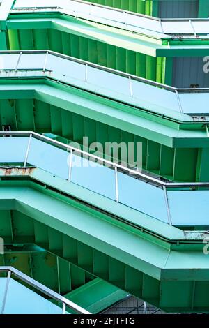 Échelles d'évacuation vertes sur le bâtiment, vue extérieure Banque D'Images