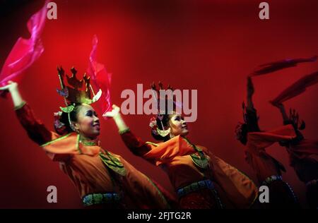 Des danseurs malaisiens se produisent au Millennium Dome août 2000 D'une célébration de trois jours de la culture malaisienne partie de Le programme de la scène mondiale du Dome Banque D'Images