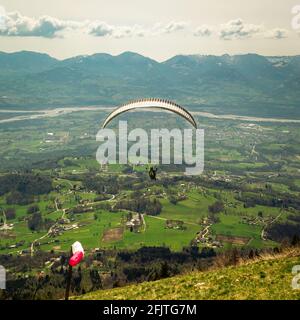 Panorama de la vallée depuis le refuge ERE. Un parapente en vol. San Gregorio nelle Alpi, Belluno, Italie Banque D'Images