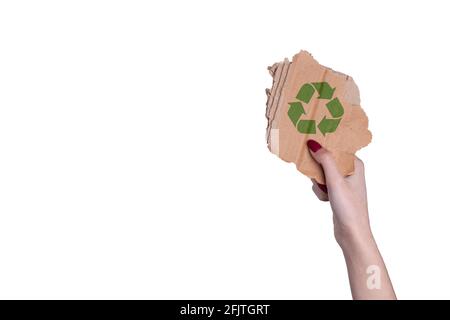 une femme tient à la main un morceau de carton avec une affiche de recyclage. Banque D'Images