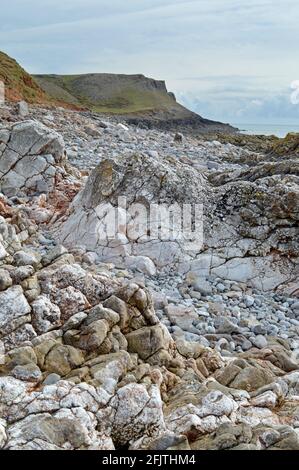 Rochers sur la plage à Rhossili Bay, Gower, pays de Galles Banque D'Images