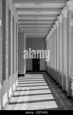 Terrasse extérieure du bâtiment du terminal du fleuve Nord de Moscou (Rechnoy Vokzal). Architecture soviétique sur fond ciel nuageux. Banque D'Images