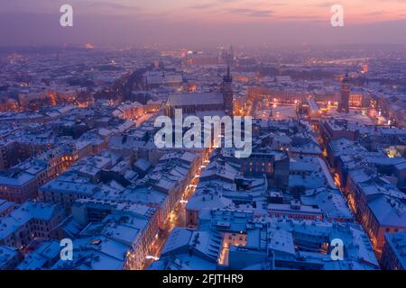 Place principale Rynek de la vieille ville de Cracovie Pologne en hiver vue aérienne. Basilique Sainte-Marie, église gothique, tour de l'hôtel de ville, hôtel de tissus de Cracovie, Wawel Banque D'Images