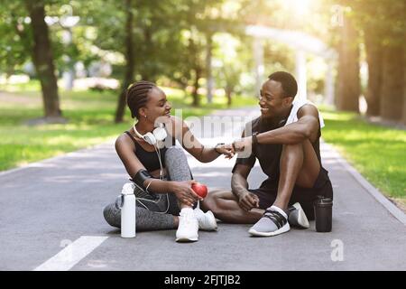 Un couple africain motivé s'est heurté les uns aux autres après un entraînement réussi En stationnement Banque D'Images