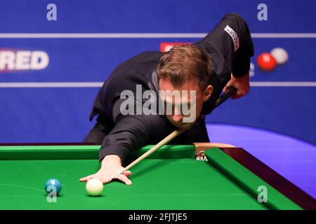 Judd Trump d'Angleterre joue un tir au cours du jour 10 des Championnats du monde de Snooker de Betfred 2021 au Crucible, Sheffield. Date de la photo: Lundi 26 avril 2021. Banque D'Images