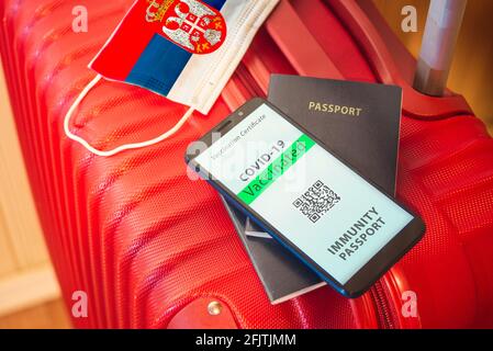 SARAJEVO, BOSNIE-HERZÉGOVINE - 20 avril 2021 : passeport Covid 19, passeport pour l'immunité du drapeau du pays, sac de voyage et passeport Banque D'Images
