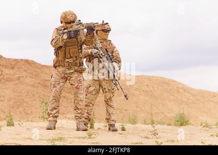 Deux tireurs d'élite des forces spéciales dans le désert. Concept d'opérations militaires de lutte contre le terrorisme, opérations spéciales des forces de l'OTAN. Banque D'Images