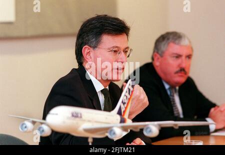 Stephen Byers, secrétaire parlementaire du commerce et de l'industrie, a présenté le 530 mars à la conférence de presse de ce matin, au cours de laquelle il a donné des détails sur un investissement gouvernemental de 200 000 personnes pour le développement du A3XX par BAE SYSTEMS. En arrière-plan, il y a Sir Richard Evans, président de BAE SYSTEMS Banque D'Images