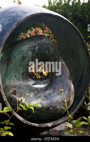 Sphère avec forme intérieure (1963), Barbara Hepworth Sculpture Garden, St. Ives, Cornwall, Royaume-Uni Banque D'Images