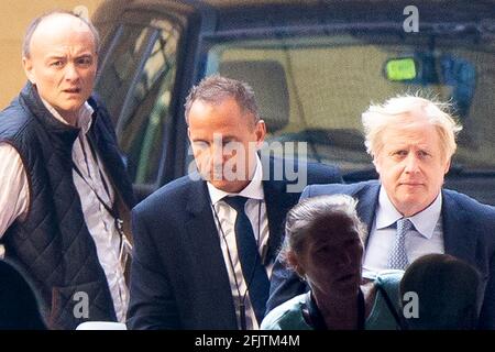 04/09/2019. Londres, Royaume-Uni. Le Premier ministre Boris Johnson (L) et son conseiller spécial Dominic Cummings (R) arrivent aux chambres du Parlement avant les premiers PQG des premiers ministres. Crédit photo : George Cracknell Wright Banque D'Images