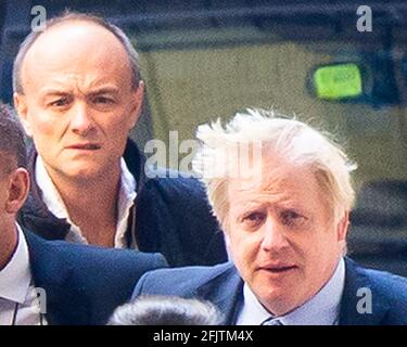 04/09/2019. Londres, Royaume-Uni. Le Premier ministre Boris Johnson (R) et son conseiller spécial Dominic Cummings (L) arrivent aux chambres du Parlement avant les premiers PQG des premiers ministres. Crédit photo : George Cracknell Wright Banque D'Images