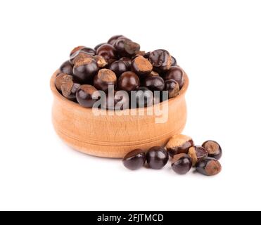 Graines de guarana dans un bol en bois, isolées sur fond blanc. Supplément alimentaire guarana, source de caféine pour boissons énergétiques. Banque D'Images