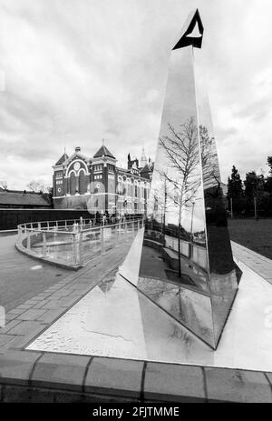 L'hôtel de ville et les cygnes Origami (une sculpture en acier inoxydable de Tom Brown) reflétant la Tamise, à Staines-upon-Thames, au Royaume-Uni. NOIR ET BLANC Banque D'Images