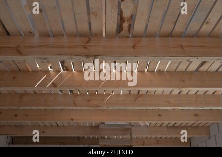 plafond en bois, vue sur le fond. travaux intérieurs. Banque D'Images