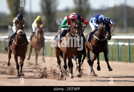 Praxeologie criblée par le jockey Ray Dawson sur le chemin de gagner le Rolleston Revival Village Event handicap à l'hippodrome de Southwell. Date de la photo: Lundi 26 avril 2021. Banque D'Images