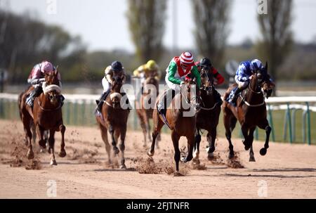 Praxeologie criblée par le jockey Ray Dawson sur le chemin de gagner le Rolleston Revival Village Event handicap à l'hippodrome de Southwell. Date de la photo: Lundi 26 avril 2021. Banque D'Images