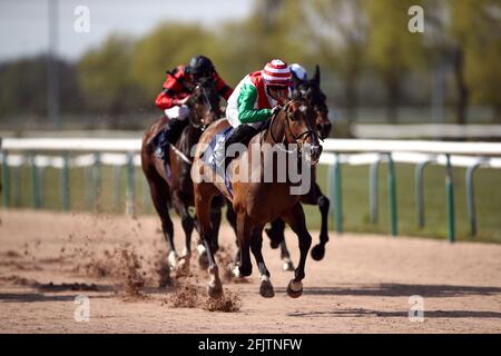 Praxeologie criblée par le jockey Ray Dawson sur le chemin de gagner le Rolleston Revival Village Event handicap à l'hippodrome de Southwell. Date de la photo: Lundi 26 avril 2021. Banque D'Images