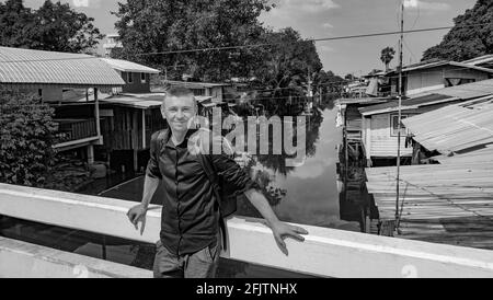 FARANG touristique avec le canal de prem Prachakon et la rivière à Don Mueang Bangkok Thaïlande photo en noir et blanc. Banque D'Images