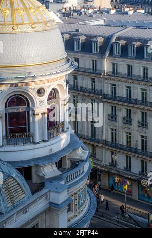 Vue sur le toit des Galeries Lafayette et des bâtiments de Paris, France Banque D'Images