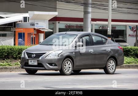 Chiangmai, Thaïlande - Mars 16 2021: Voiture Eco privée, Nissan Almera, N17 ou Nissan Latio. Photo sur la route no 121 à environ 8 km du centre-ville de Chiangmai, tha Banque D'Images