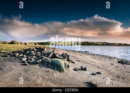 Une pile de rochers sur la rive du lac Colliford, sur la Moor Bodmin, dans les Cornouailles. Banque D'Images