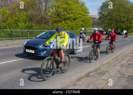 Voiture dépassement cyclistes sur route de campagne; dépassement cycliste, dépassement de véhicule, dépassement de véhicules lents, règle 188 du Code de la route règles pour le dépassement des cyclistes sur route. Banque D'Images