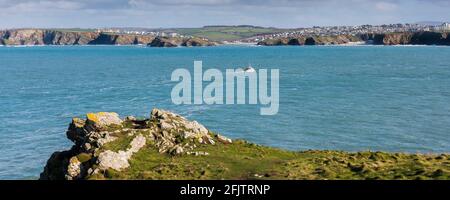 Vue panoramique sur la baie de Newquay depuis Towan Head, sur la côte de Newquay, dans les Cornouailles. Banque D'Images