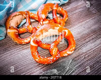 Trois délicieux bretzels bavarois à la table, vue de dessus Banque D'Images