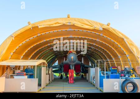 Avion de chasse de la Force aérienne dans le parc de stationnement de la base tactique mobile du hangar, complexe rapidement déployable Banque D'Images