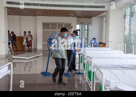 Kolkata, Inde. 21 avril 2021. (4/21/2021) Centre d'isolement Covid au bâtiment Uttirno empilé en quantité de Kolkata, Bengale-Occidental. (Photo par Amlan Biswas/Pacific Press/Sipa USA) crédit: SIPA USA/Alay Live News Banque D'Images